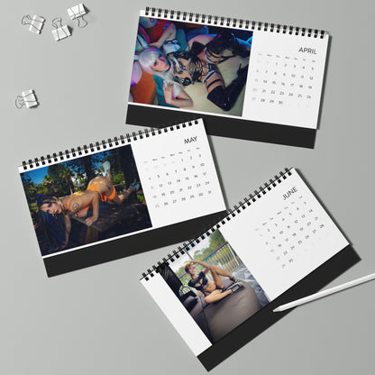 Desktop Calendar (2025 grid)